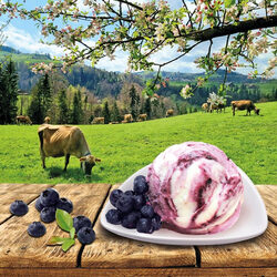 Im Vordergrund Ein Glace Auf Dem Tisch Dahinter Eine Wiese Und Eine Kuh